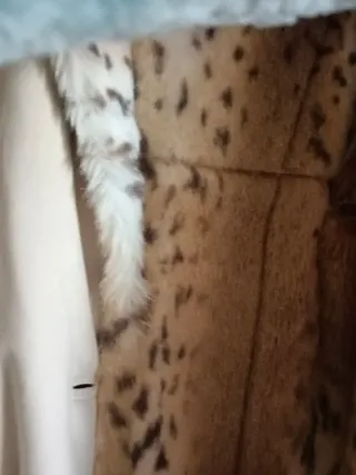 Abrigo de pelo con capucha buenísimo