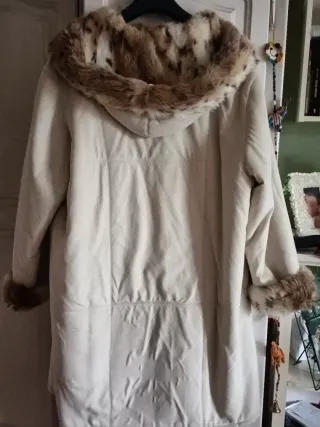 Abrigo de pelo con capucha buenísimo