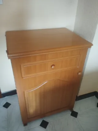 Maquina de coser antigua de la marca Alfa, en mueb