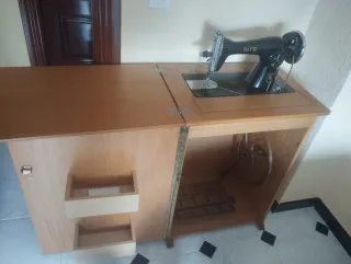 Maquina de coser antigua de la marca Alfa, en mueb