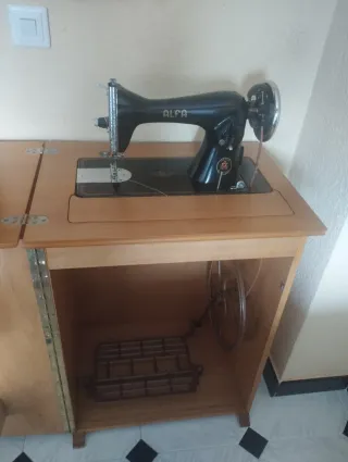 Maquina de coser antigua de la marca Alfa, en mueb
