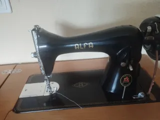 Maquina de coser antigua de la marca Alfa, en mueb