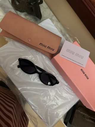 Gafas de sol Miu Miu negras