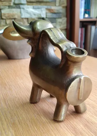 Escultura de bronce de toro
