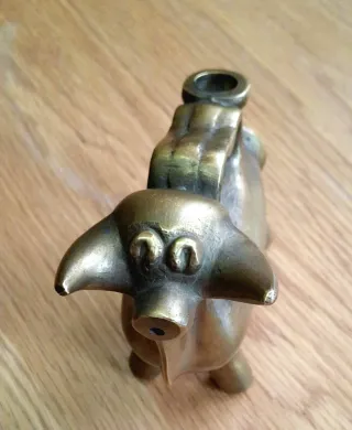 Escultura de bronce de toro