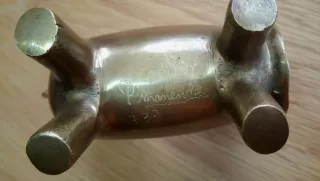 Escultura de bronce de toro