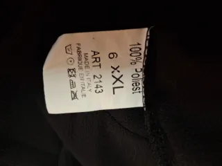 Blusa negra con pedrería