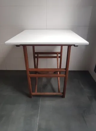 Mesa plegable de madera blanca y marrón