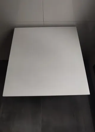 Mesa plegable de madera blanca y marrón