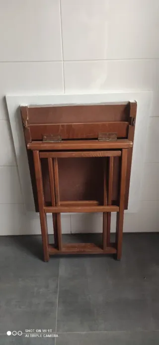 Mesa plegable de madera blanca y marrón