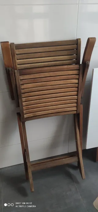 Mesa plegable de madera blanca y marrón