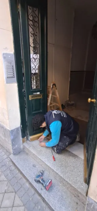 Reparaciones y venta de  Puertas macizas de pino