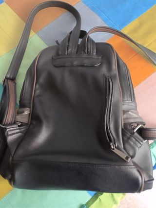 Mochila BRUNE como nueva con múltiples bolsillos