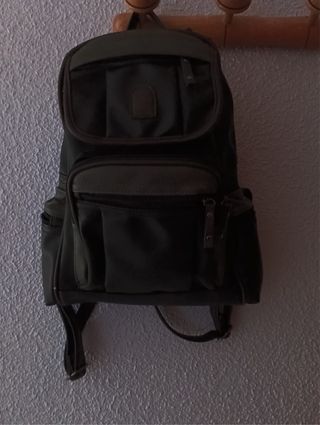 Mochila BRUNE como nueva con múltiples bolsillos
