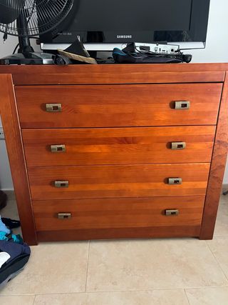 Cómoda y mesita de noche de madera