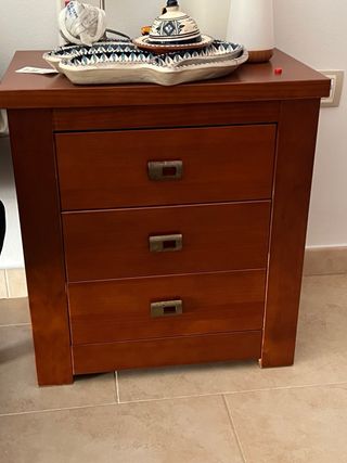 Cómoda y mesita de noche de madera