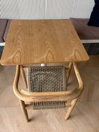 Mesas y sillas de madera