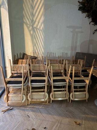 Mesas y sillas de madera