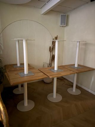 Mesas y sillas de madera