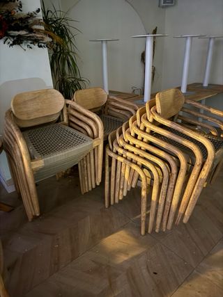 Mesas y sillas de madera