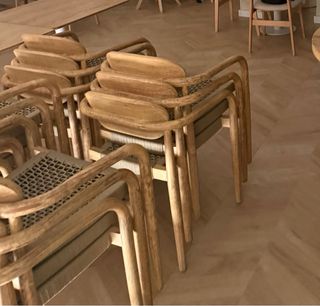 Mesas y sillas de madera