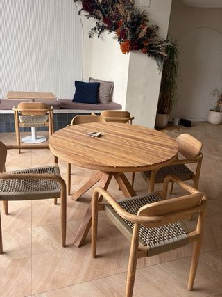 Mesas y sillas de madera