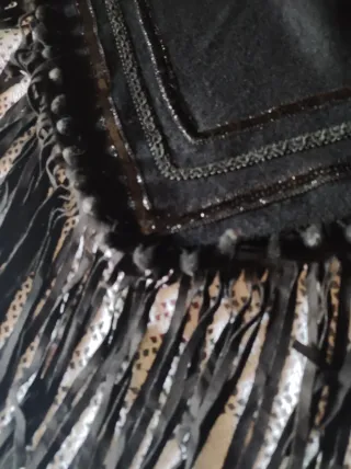 Mantón negro de punto con flecos de antelina