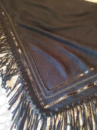 Mantón negro de punto con flecos de antelina