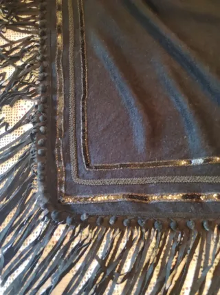 Mantón negro de punto con flecos de antelina
