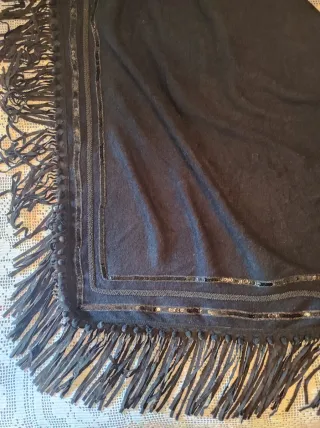 Mantón negro de punto con flecos de antelina