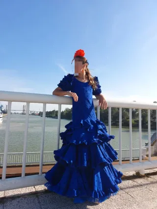 Traje de flamenca azul con lunares