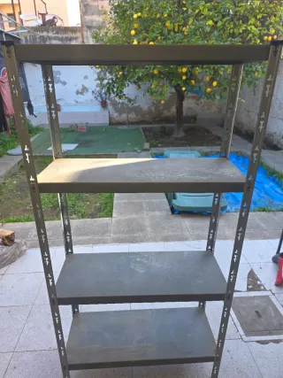 Estantería metálica gris resistente