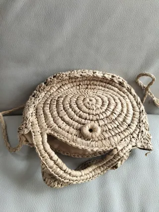 Bolso redondo de rafia comprado en Santorini