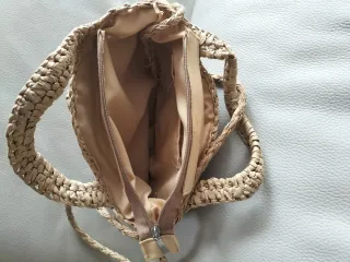 Bolso redondo de rafia comprado en Santorini