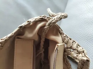 Bolso redondo de rafia comprado en Santorini