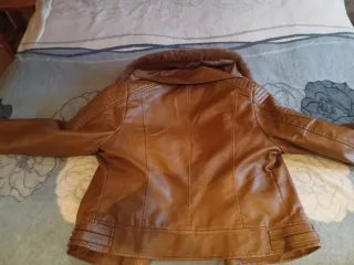 Chaqueta marrón con cuello de pelo