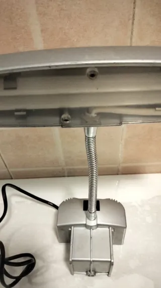 Flexo de mesa plateado y negro