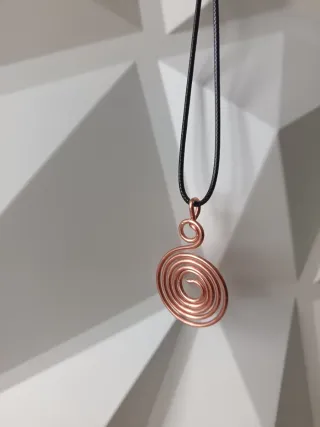 Colgante artesanal espiral cobre