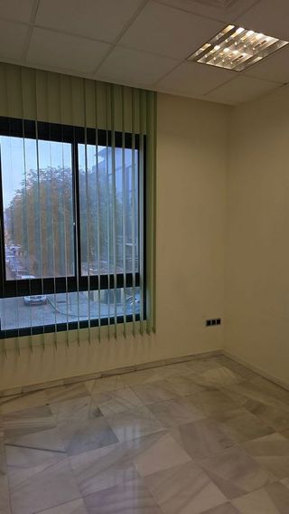 Oficina en alquiler en El Juncal - Av. de la Paz en Sevilla