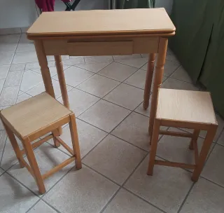 Mesa de cocina de madera y dos banquetas a juego