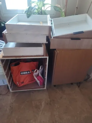 Muebles de cocina madera y plástico y campana extr