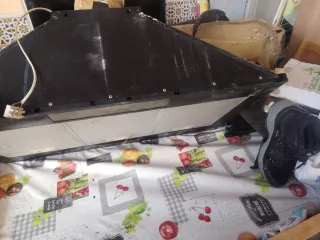 Muebles de cocina madera y plástico y campana extr