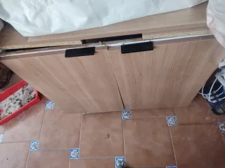 Muebles de cocina madera y plástico y campana extr