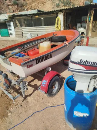 Barca con remolque y motor