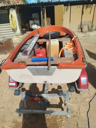 Barca con remolque y motor