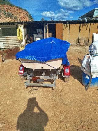 Barca con remolque y motor