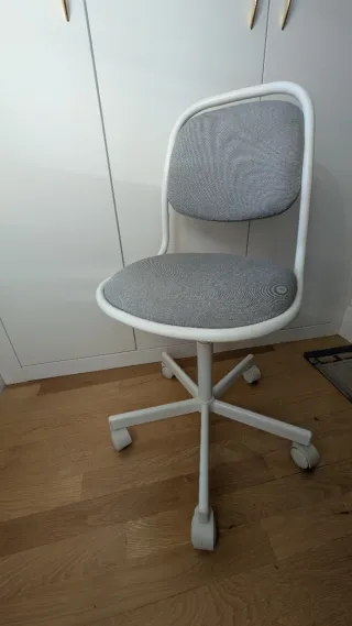 Silla infantil Ikea blanca y gris