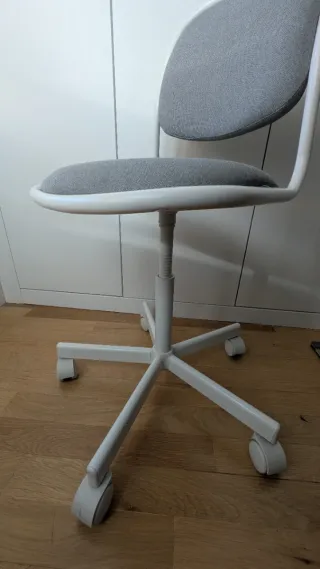 Silla infantil Ikea blanca y gris