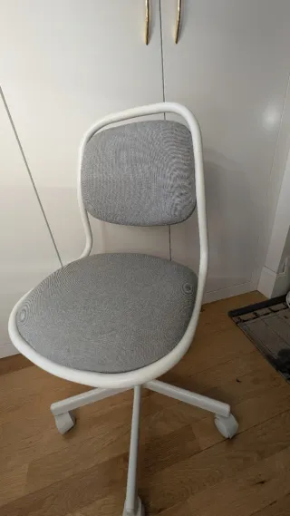 Silla infantil Ikea blanca y gris