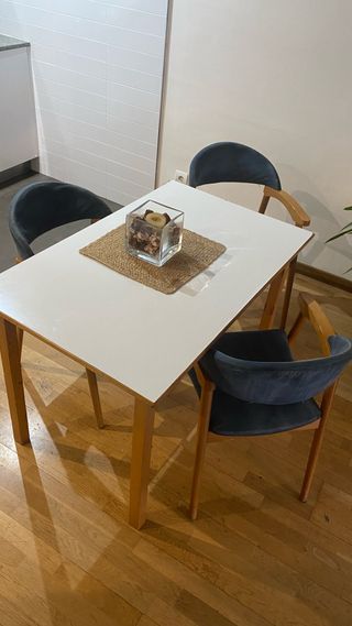 Mesa y 3 Sillas Comedor